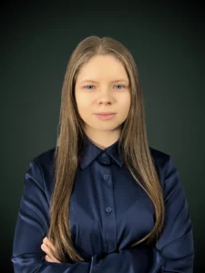 Kinga Gancarczyk analityk i specjalista ds. kredytów walutowych w czarnej marynarce i kremowym golfie na ciemnozielonym tle, Franki Kancelaria odzyskujemy kredyty CHF i euro