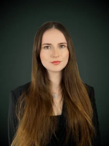 Natalia Pomierna konsultant ds. usług prawnych w czarnej marynarce w prążki na ciemnozielonym tle, Franki Kancelaria odzyskujemy kredyty CHF i euro